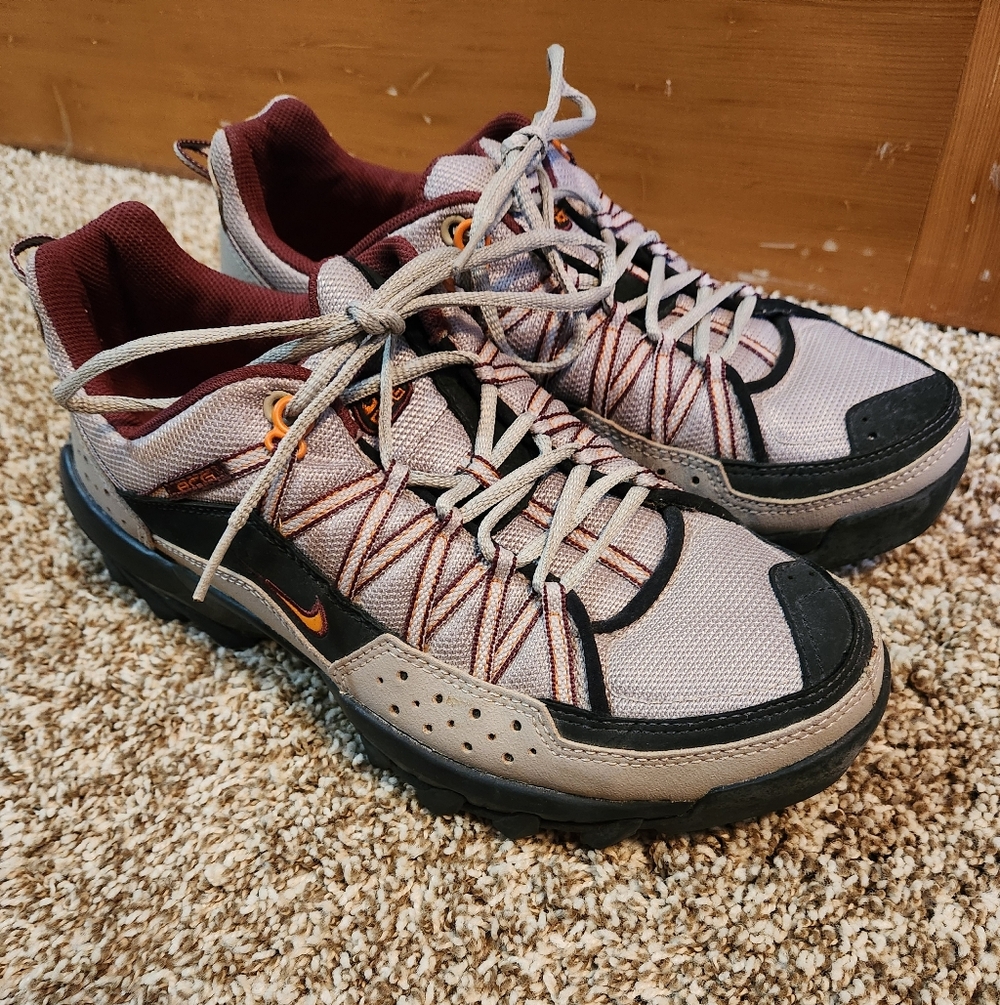 Nike ACG Vintage Gray, Black, and Maroon Women's Hiking Shoes - Size 10